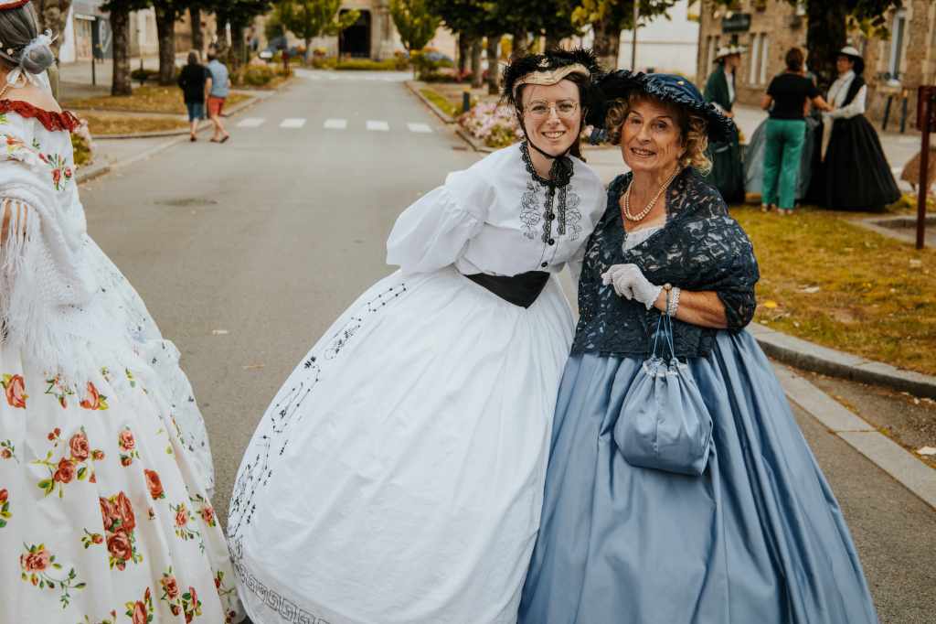 Femmes en Crinoline lors d'une fête Second Empire dans le Morbihan en Bretagne