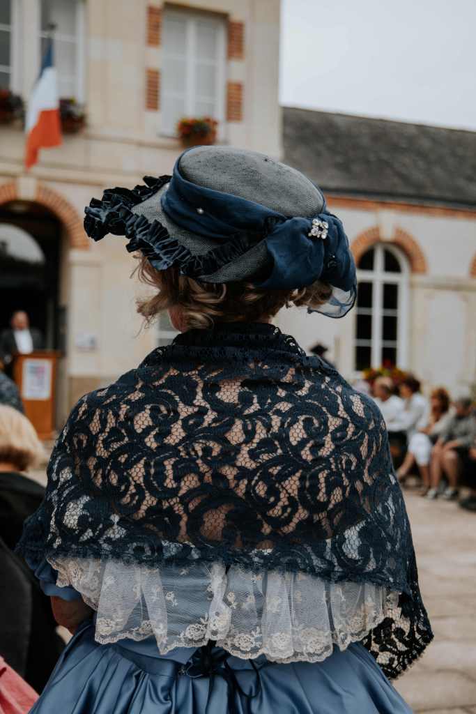 Femme en Crinoline lors d'une fête Second Empire dans le Morbihan en Bretagne