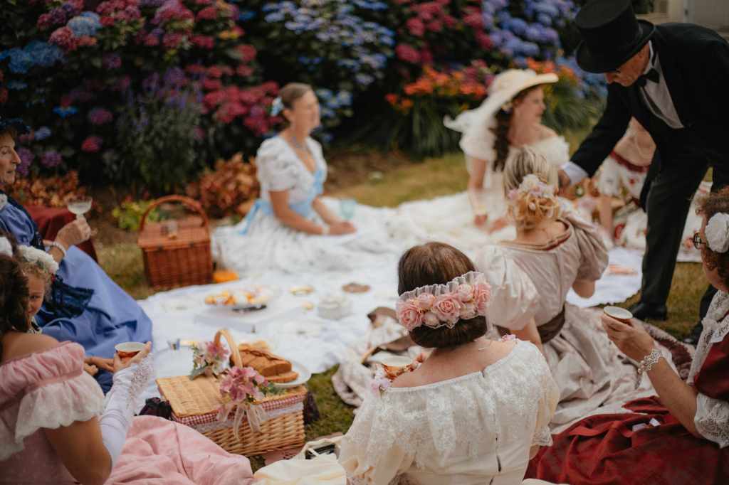 Femmes en Crinoline lors d'une fête Second Empire dans le Morbihan en Bretagne