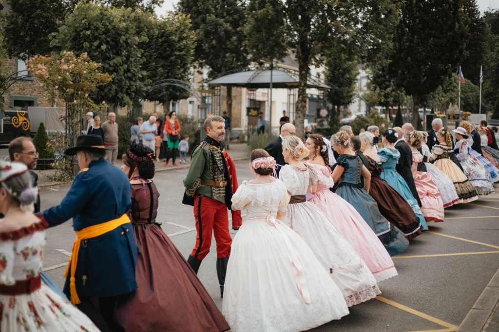 Personnes en costumes 19ème siècle lors d'une fête Second Empire dans le Morbihan en Bretagne