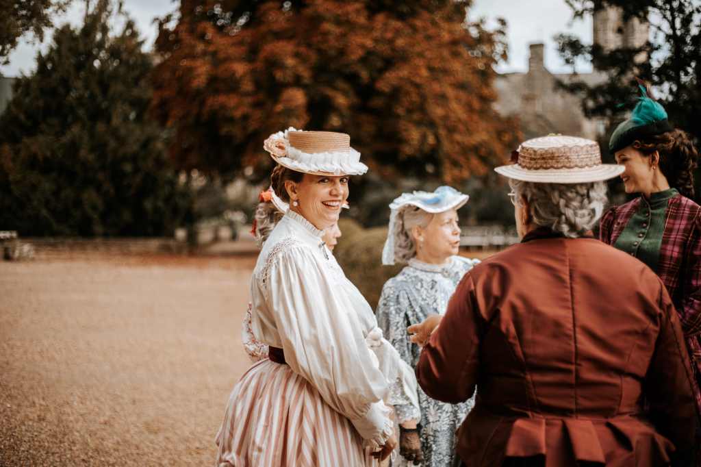 Femmes en robes à tournures au château de Josselin dans le Morbihan