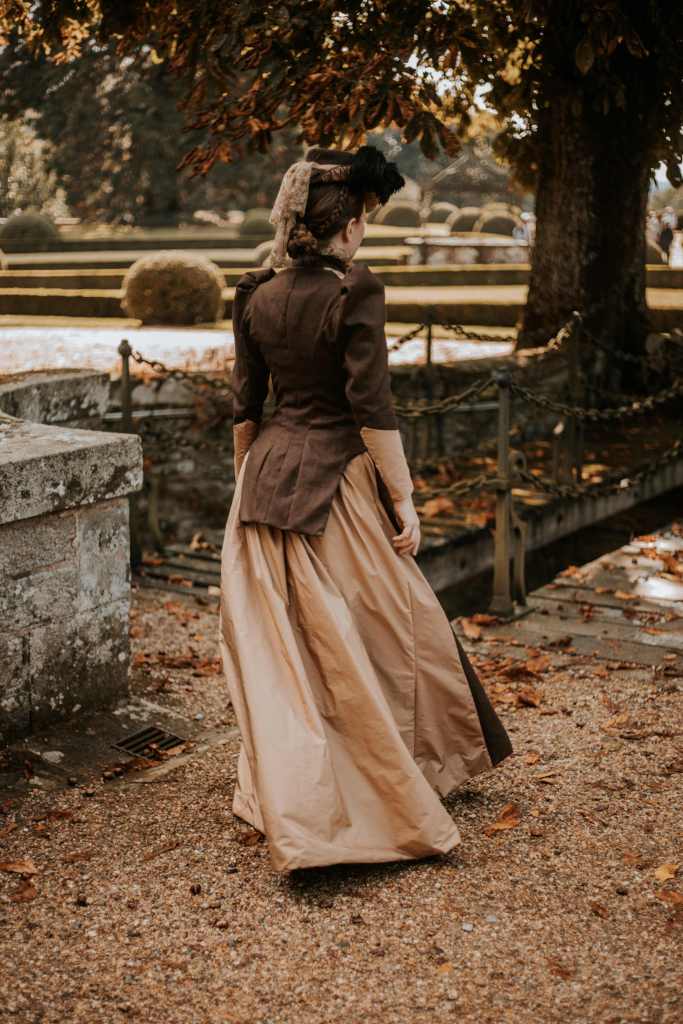 Femme en robes à tournures au château de Josselin dans le Morbihan