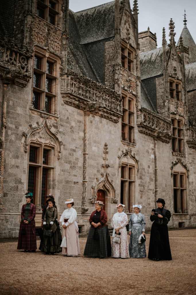 Femmes en robes à tournures au château de Josselin dans le Morbihan