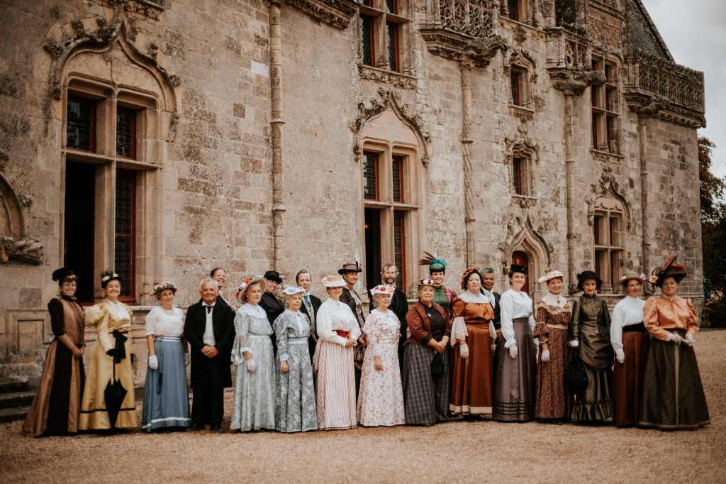 Personnes en costumes historiques 19ème siècle au château de Josselin dans le Morbihan
