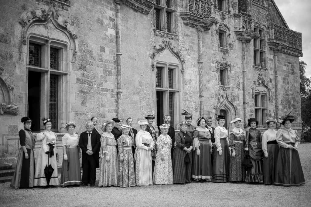 Personnes en costumes historiques 19ème siècle au château de Josselin dans le Morbihan