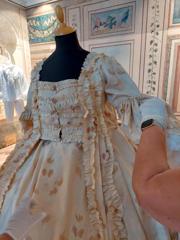Installation d'une exposition de costumes anciens aux archives départementales du Morbihan