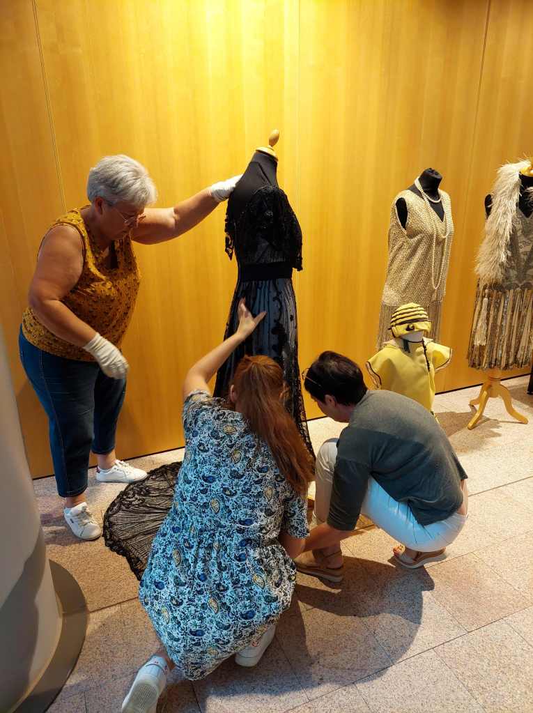 Installation d'une exposition de costumes anciens aux archives départementales du Morbihan