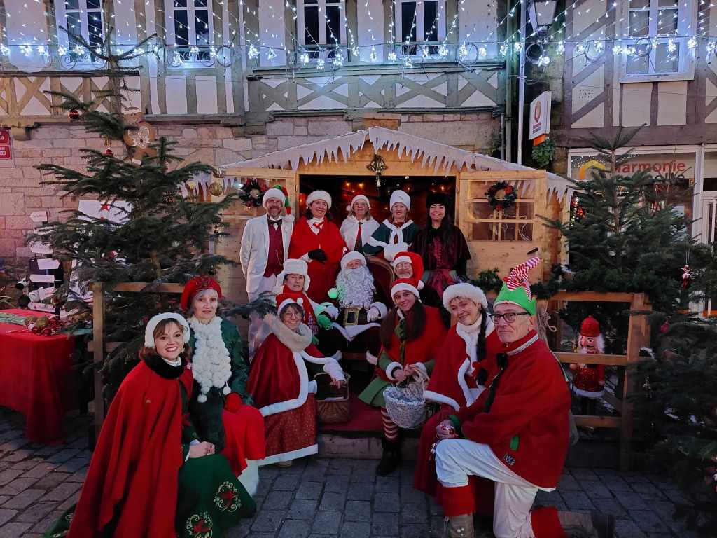 L'équipe des lutins du père Noël a accueilli les enfants au marché de Noël de Pontivy