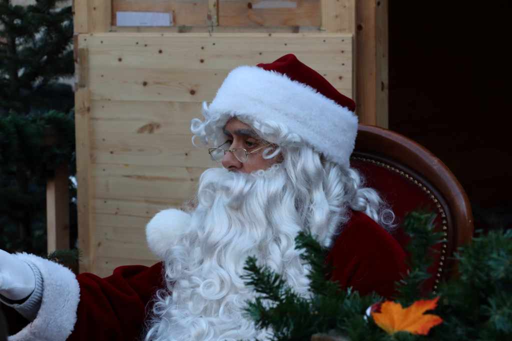 Le Père Noël a rencontré les enfants au marché de Noël de Pontivy