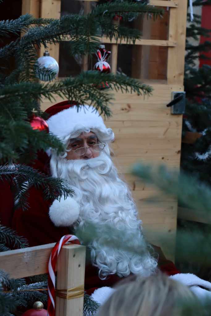 Le Père Noël a rencontré les enfants au marché de Noël de Pontivy