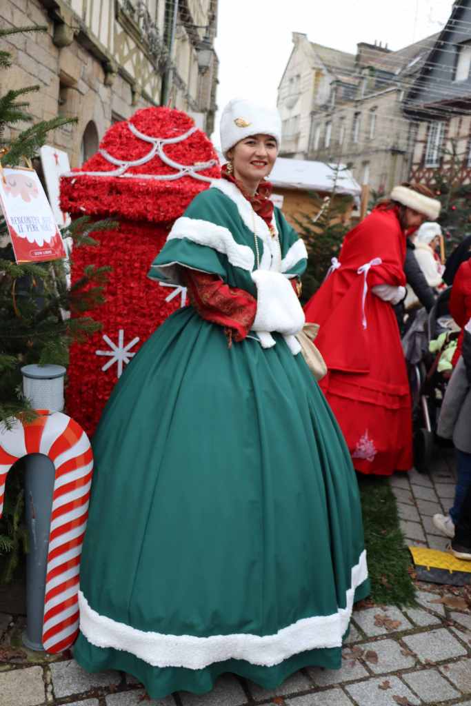 L'équipe des lutins du père Noël a accueilli les enfants au marché de Noël de Pontivy