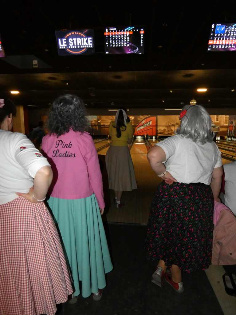 Un voyage dans les années 50 avec le film Grease pour les membres de Crinolines et Cie. Après-midi au bowling Le Strike